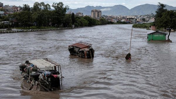 Truk-truk Terbalik Saat Banjir Terjang Nepal