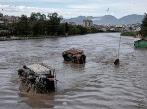Truk-truk Terbalik Saat Banjir Terjang Nepal