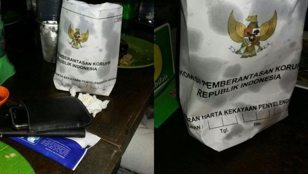 10 Bungkus Gorengan Ini Pakai Kertas Akta Nikah hingga Ijazah Orang! 10 Bungkus Gorengan Ini Pakai Kertas Akta Nikah hingga Ijazah Orang!