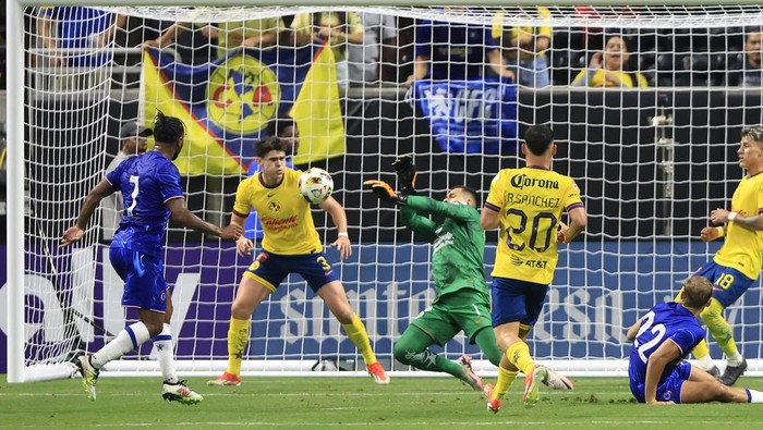 ATLANTA, GA - JULY 31: Club America goalkeeper Luis Malagon (1) defends against a shot on goal during the soccer match between Chelsea and Club America on July 31, 2024 at the Mercedes-Benz Stadium in Atlanta, Georgia.  (Photo by David J. Griffin/Icon Sportswire via Getty Images)