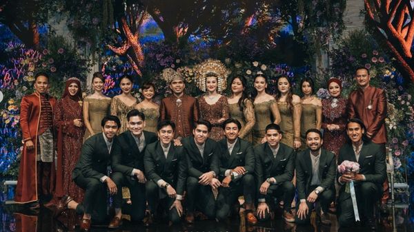 7 Inspirasi Gaya Bridesmaid dari Pernikahan Aaliyah-Thariq, Menawan Berkebaya