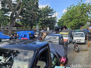 Pedagang Pasar Galiran Klungkung Ramai-ramai Parkir Mobil di Jalan, Ada Apa?