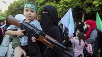 Anak-anak Lebanon Angkat Senjata Setelah Kematian Pemimpin Hamas