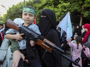 Anak-anak Lebanon Angkat Senjata Setelah Kematian Pemimpin Hamas Anak-anak Lebanon Angkat Senjata Setelah Kematian Pemimpin Hamas