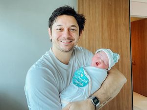 Foto Andrew Andika Setia Menunggu Kelahiran Anak ke-2 di Tengah Proses Cerai