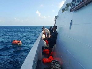 Momen Evakuasi Penumpang KM Niki Sejahtera yang Terbakar di Banjarmasin Momen Evakuasi Penumpang KM Niki Sejahtera yang Terbakar di Banjarmasin