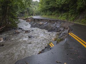 Banjir Bikin Sejumlah Jalan di AS Hancur Banjir Bikin Sejumlah Jalan di AS Hancur
