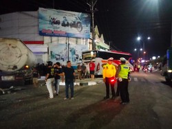 Bus Mira Ugal-ugalan di Ngawi hingga Hantam Truk Tanki, 4 Orang Luka