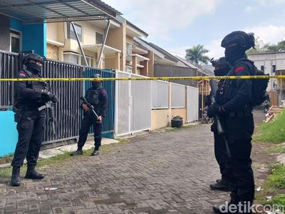 Densus 88 Geledah Rumah Terduga Teroris di Kota Batu