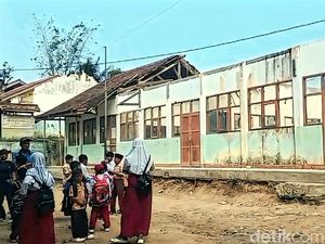 Ruang Kelas SD Cilimus Sukabumi Rusak, Siswa Terpaksa Belajar Gantian
