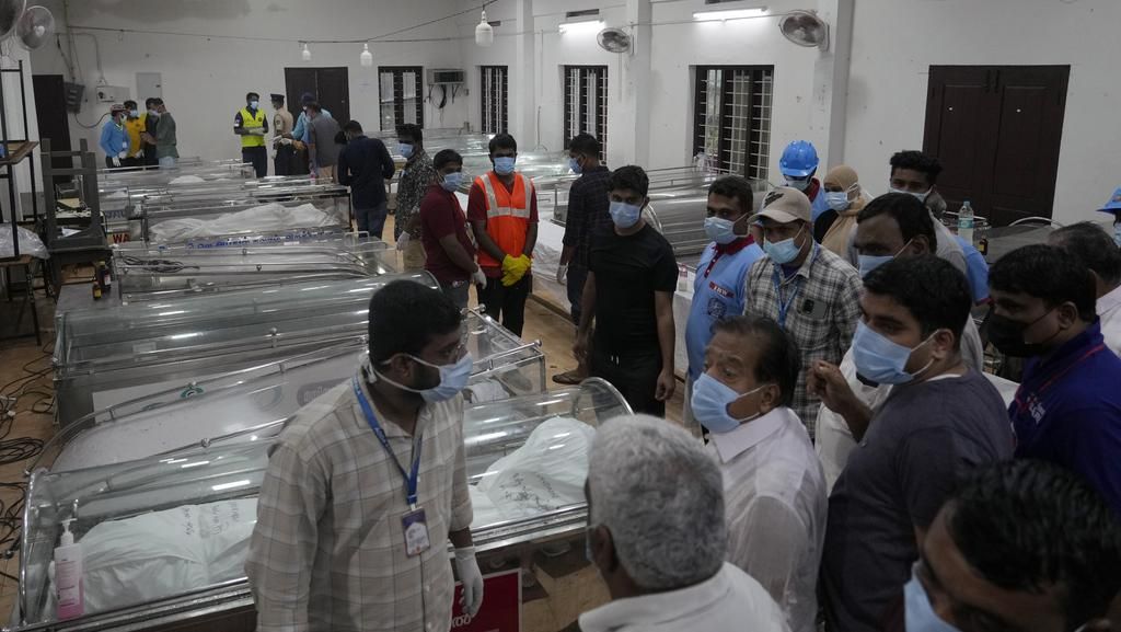 Evakuasi Korban Tewas Longsor Maut India ke Kamar Mayat Evakuasi Korban Tewas Longsor Maut India ke Kamar Mayat