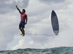 Vibes-nya Avengers Banget! Ini Momen Viral Atlet Olimpiade Terbang