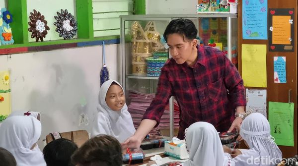 Gibran Bagikan Makan Siang Gratis Untuk Anak SD di Surabaya