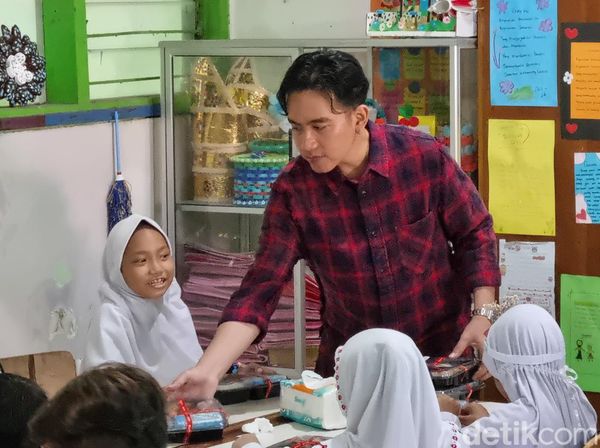 Gibran Bagikan Makan Siang Gratis Untuk Anak SD di Surabaya