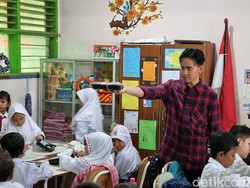 Bareng Khofifah-Emil Dardak, Gibran Bagikan Makan Gratis di SD Surabaya