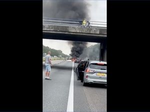 Pesawat Jatuh di Jalan Tol, Saksi: Kami Melihat Bola Api! Pesawat Jatuh di Jalan Tol, Saksi: Kami Melihat Bola Api!