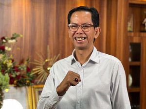 Adi Sutarwijono Legowo Usai Dicopot dari Ketua DPC PDIP Surabaya Adi Sutarwijono Legowo Usai Dicopot dari Ketua DPC PDIP Surabaya