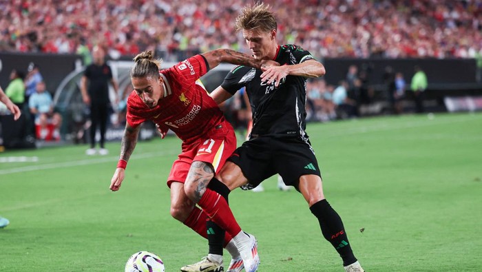 Jul 31, 2024; Philadelphia, PA, USA; Liverpool defender Kostas Tsimikas (21) controls the ball against Arsenal midfielder Martin Odegaard (8) during the first half at Lincoln Financial Field. Mandatory Credit: Bill Streicher-USA TODAY Sports