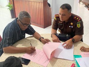 Jaksa Eksekusi Sekdes Terpidana Korupsi Dana Desa di Maluku Tengah ke Tahanan Jaksa Eksekusi Sekdes Terpidana Korupsi Dana Desa di Maluku Tengah ke Tahanan