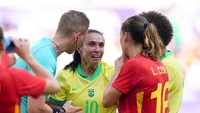 Di injury time babak pertama, dalam skor 0-0, sebuah pelanggaran keras dari Marta membuat wasit langsung mengacunginya kartu merah. Foto: Getty Images/Juan Manuel Serrano Arce