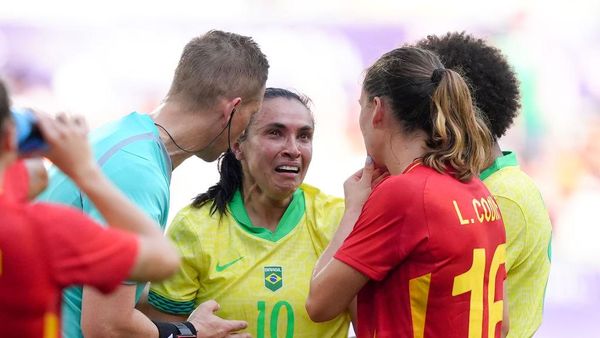 Kartu Merah yang Bikin Air Mata Legenda Brasil Marta Tumpah