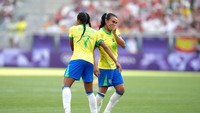 Marta, salah satu pemain yang usianya lebih dari 23 dalam skuad Brasil, dipastikan absen di perempatfinal melawan Prancis. Ia baru bisa main lagi di semifinal, dengan catatan tim Samba lolos. Foto: Getty Images/Juan Manuel Serrano Arce