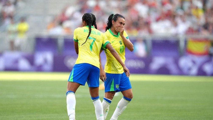 Legenda Brasil Marta Dapat Kartu Merah BORDEAUX, FRANCE - JULY 31: Marta #10 of Team Brazil leaves after being sent off during the Women's group C match between Brazil and Spain during the Olympic Games Paris 2024 at Nouveau Stade de Bordeaux on July 31, 2024 in Bordeaux, France. (Photo by Juan Manuel Serrano Arce/Getty Images)