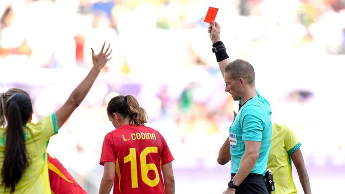 BORDEAUX, FRANCE - JULY 31: Referee Espen Eskas shows a red card to Marta #10 of Team Brazil during the Women's group C match between Brazil and Spain during the Olympic Games Paris 2024 at Nouveau Stade de Bordeaux on July 31, 2024 in Bordeaux, France. (Photo by Juan Manuel Serrano Arce/Getty Images)