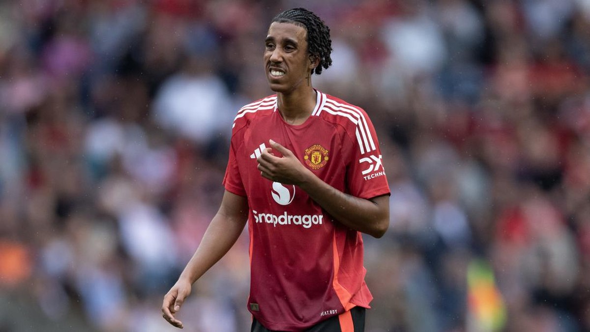 Bek baru Manchester United, Leny Yoro, dikabarkan cedera metatarsal dan berpotensi membuatnya absen 2 bulan. (Foto: Joe Prior/Visionhaus via Getty Images)