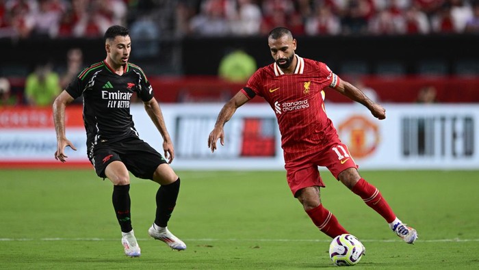 Liverpools Mohamed Salah, right, plays the ball past Arsenals Gabriel Martinelli during the first half of an international friendly soccer match, Wednesday, July 31, 2024, in Philadelphia. (AP Photo/Derik Hamilton)