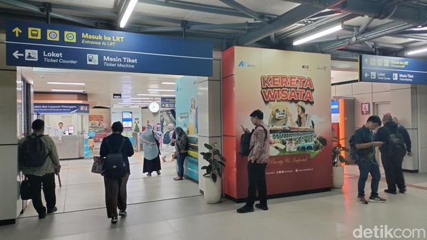 LRT Jabodebek menerapkan tarif maksimal Rp 10 ribu pada pukul 20.00 WIB ke atas. Kebijakan ini membuat sebagian penumpang rela menunggu sampai pukul 8 malam. (Astrid Meishella/detikcom)