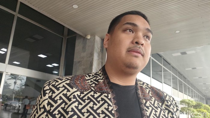 Menpora Dito Ariotedjo berjumpa dengan Ketua Tim Gugus Tugas Sinkronisasi Prabowo-Gibran, Sufmi Dasco Ahmad, hari ini di gedung dewan perwakilan rakyat (Dwi R/detikcom) Menpora Dito Ariotedjo berjumpa dengan Ketua Tim Gugus Tugas Sinkronisasi Prabowo-Gibran, Sufmi Dasco Ahmad, hari ini di gedung dewan perwakilan rakyat (Dwi R/detikcom)