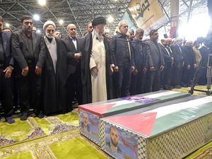 Momen Ayatollah Ali Khamenei Pimpin Salat Jenazah Ismail Haniyeh Momen Ayatollah Ali Khamenei Pimpin Salat Jenazah Ismail Haniyeh