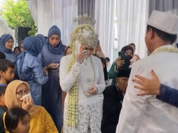 Viral Bikin Haru, Pengantin Pria Nangis Bertemu Istri di Hari Pernikahan