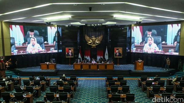 Paripurna DPRD DKI Bahas Raperda RTRW-Singgung Zita Bolos Pergi Pilates