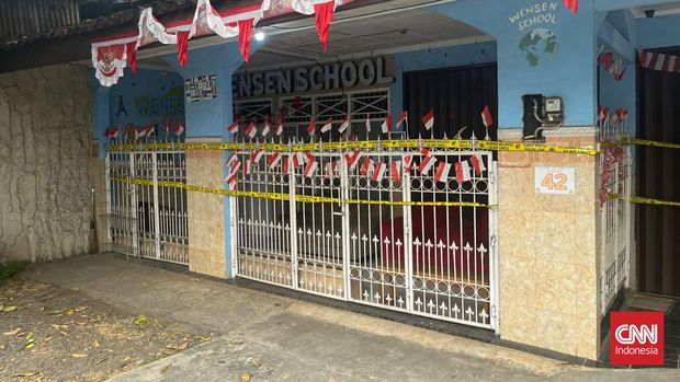 Personel Polres Metro Depok memasang garis polisi di Wensen School, Depok nan menjadi letak dugaan penganiayaan pemilik Meita Irianty terhadap dua balita.