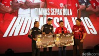 Dalam acara malam apresiasi yang berlangsung meriah di Plaza Mandiri, Jakarta, pada Rabu (31/7) malam, Direktur Utama Bank Mandiri Darmawan Junaidi menyerahkan dana pembinaan senilai Rp 1 miliar secara simbolis kepada Kapten Timnas U-19 Dony Tri Pamungkas dan Pelatih Indra Sjafri. 