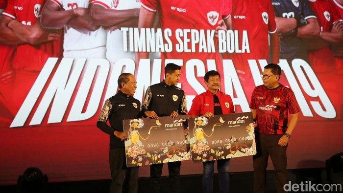 Timnas Indonesia U-19 dapat hadiah Rp 1 miliar dalam acara malam apresiasi di Jakarta, Rabu (31/7). Dalam acara itu para pemain Timnas U-19 berjoget Maumere.