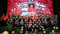Para pemain Timnas U-19 berfoto bersama. 