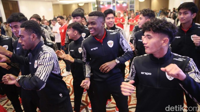 Timnas Indonesia U-19 dapat hadiah Rp 1 miliar dalam acara malam apresiasi di Jakarta, Rabu (31/7). Dalam acara itu para pemain Timnas U-19 berjoget Maumere.