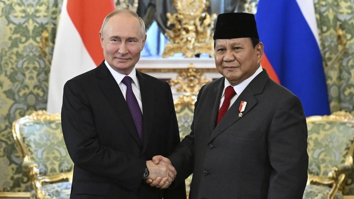 Potret Pertemuan Hangat Prabowo-Putin di Moskow Russian President Vladimir Putin, right, speaks with Indonesian Defense Minister and President-Elect Prabowo Subianto at the Kremlin in Moscow, Russia, July 31, 2024. (Grigory Sysoyev, Sputnik, Kremlin Pool Photo via AP)