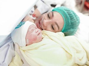 Potret Tengku Dewi Melahirkan Dihadiri Andrew Andika Potret Tengku Dewi Melahirkan Dihadiri Andrew Andika