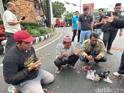 Warga Kota Kediri Gelar Tabur Bunga di Lokasi Kecelakaan Bus-Biker