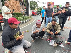 Warga Kota Kediri Gelar Tabur Bunga di Lokasi Kecelakaan Bus-Biker Warga Kota Kediri Gelar Tabur Bunga di Lokasi Kecelakaan Bus-Biker