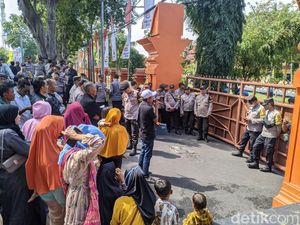 Sembilan Pembakar Gazebo di Lombok Tengah Ditahan, Warga Demo Polda NTB