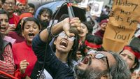 Ramai-ramai Warga Bangladesh Kenang Korban Tewas Protes Kuota PNS