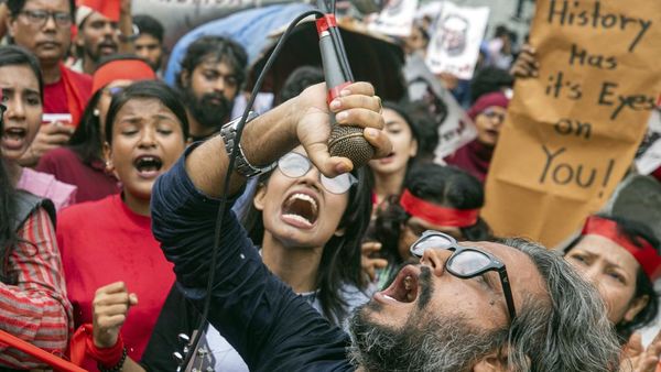 Ramai-ramai Warga Bangladesh Kenang Korban Tewas Protes Kuota PNS
