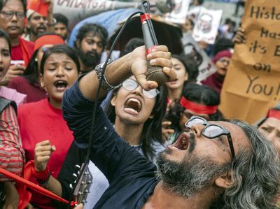 Ramai-ramai Warga Bangladesh Kenang Korban Tewas Protes Kuota PNS