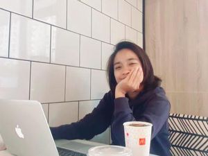 Kisah Sely Geluti Jastip, dari Hobi Nonton Konser hingga Jadi Cuan Kisah Sely Geluti Jastip, dari Hobi Nonton Konser hingga Jadi Cuan