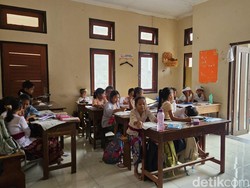 Sekolah Direhab, Siswa SDN Satra Klungkung Belajar Berdesakan di Poskesdes